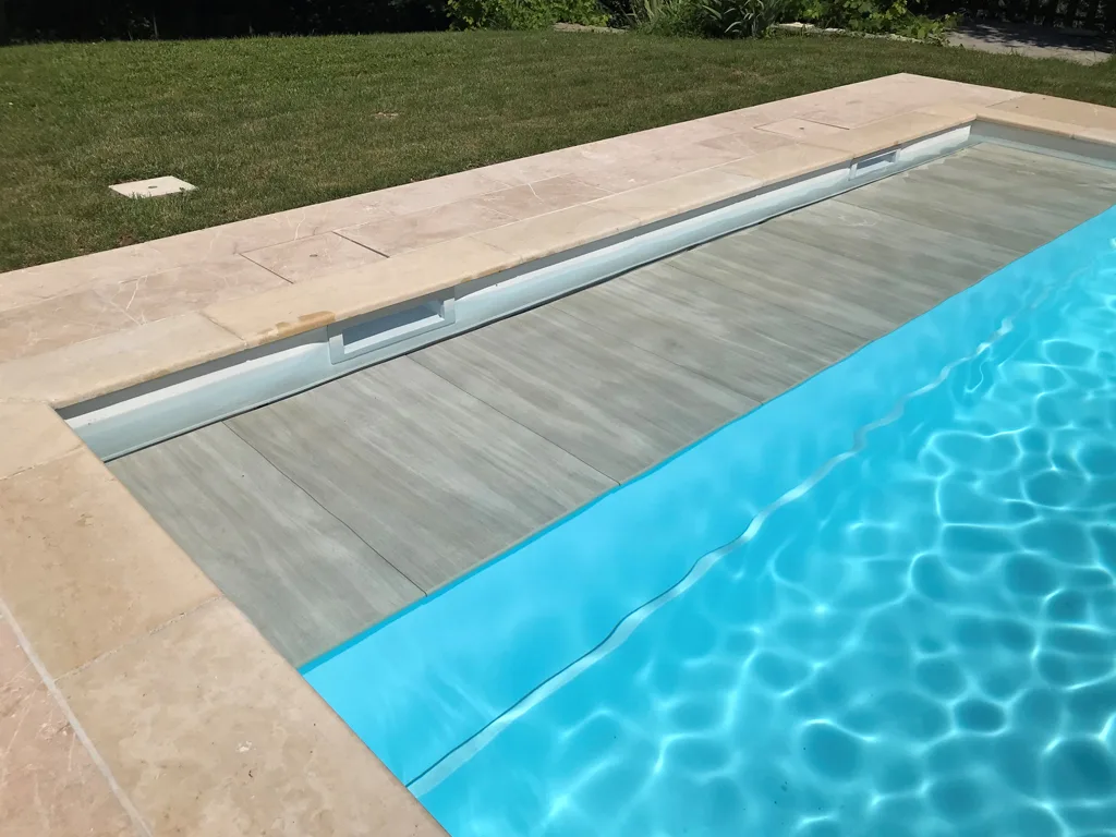 Piscine avec volet roulant immergé