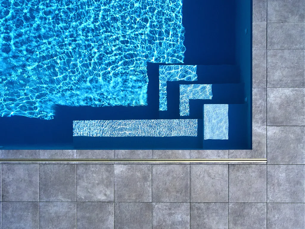 Escalier d'angle pour piscine