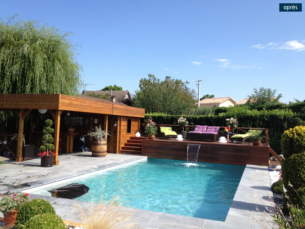 Rénovation d'une piscine extérieure avec abri outdoor et cascade - Piscine Week-End