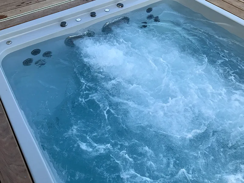 Spa de nage sportive avec nage à contre courant