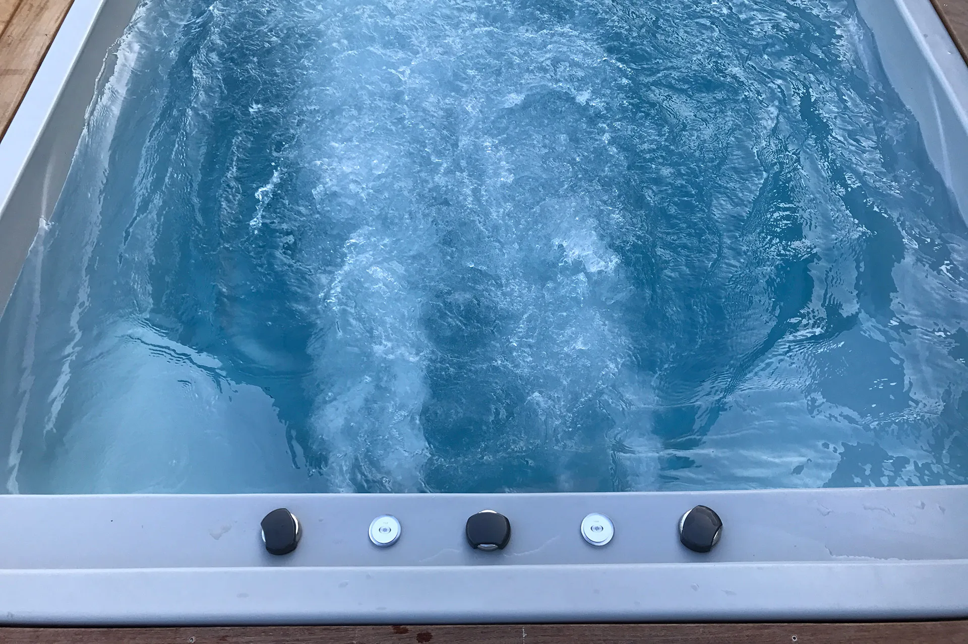 Spa de nage sportive avec nage à contre courant