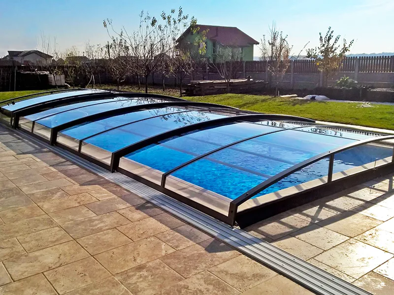Abri de piscine bas et plats