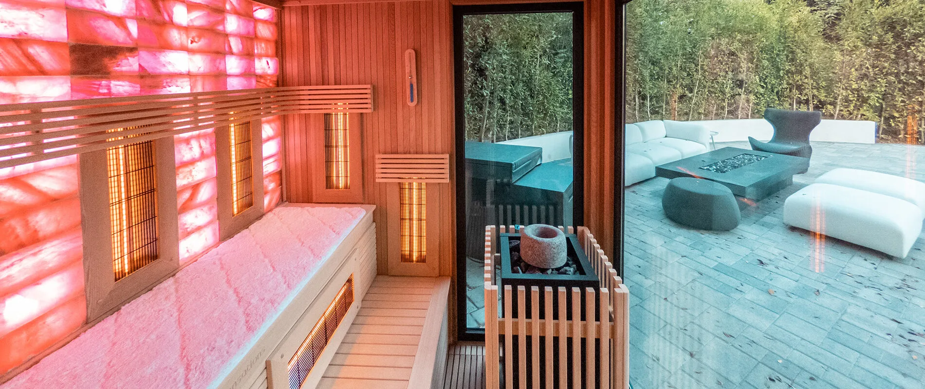 Aménagement de piscines avec un sauna extérieur en bois