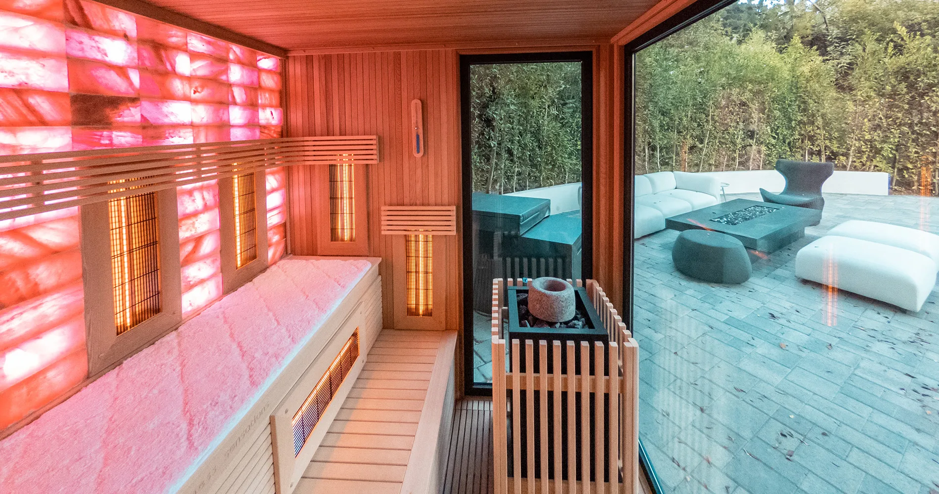 Aménagement de piscines avec un sauna extérieur en bois