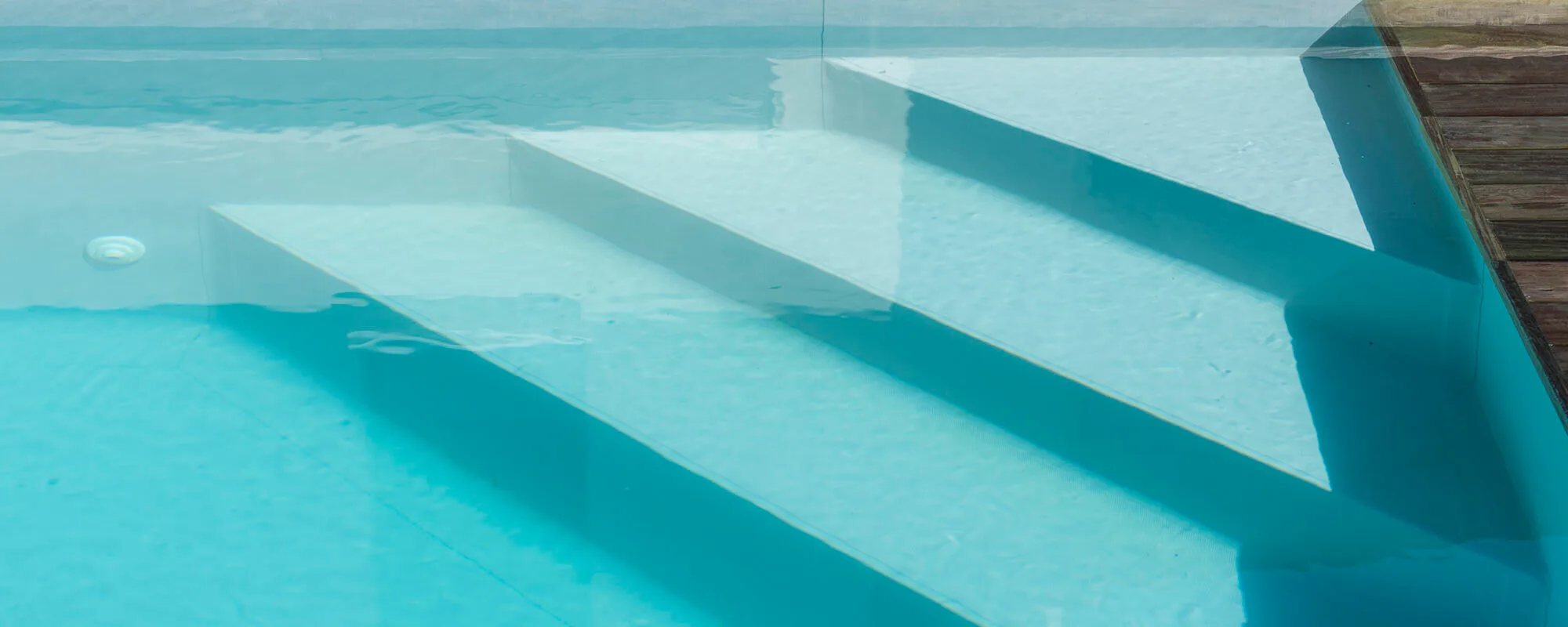 Piscine à débordement sur deux côtés, membrane armée gris clair