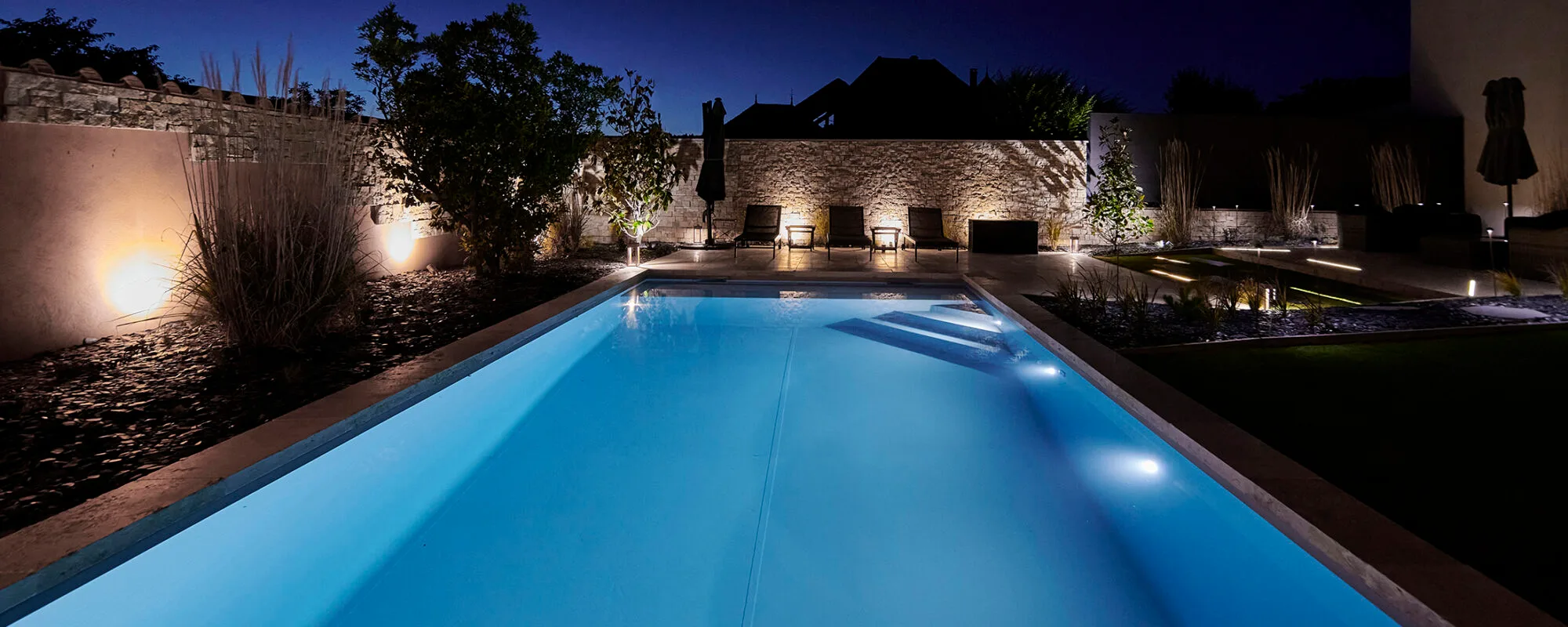 Piscine extérieure avec volet roulant immerge et escalier sur mesure