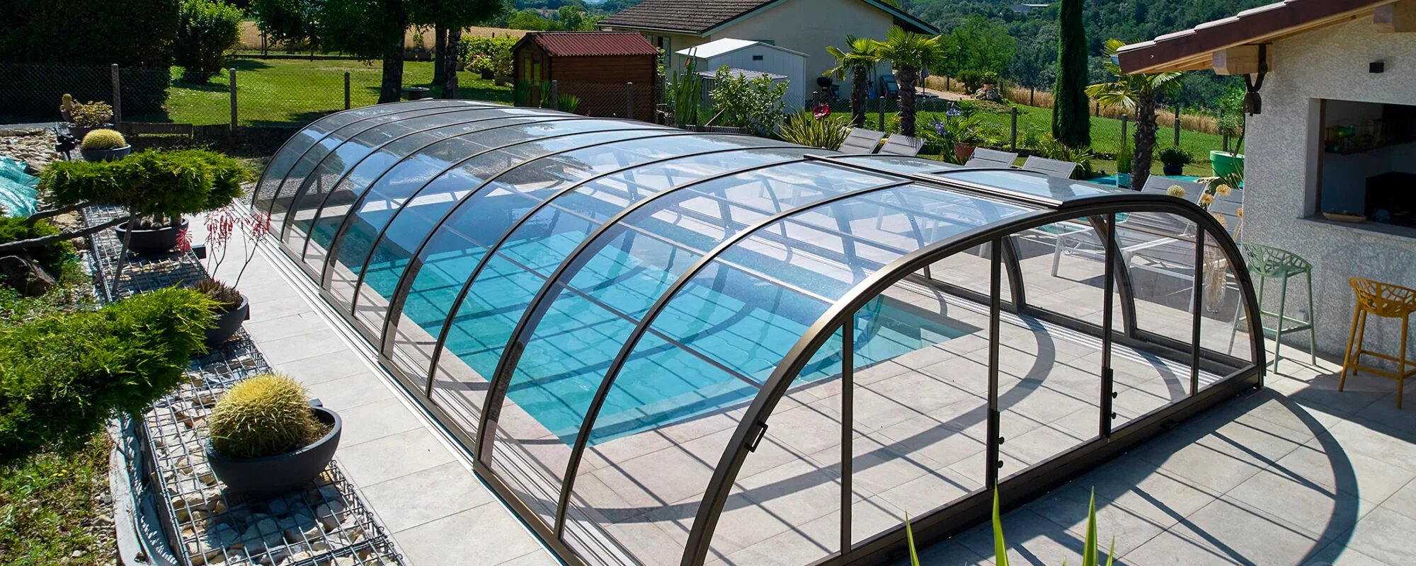 Piscine extérieure de 8x4 m avec abri mi-haut