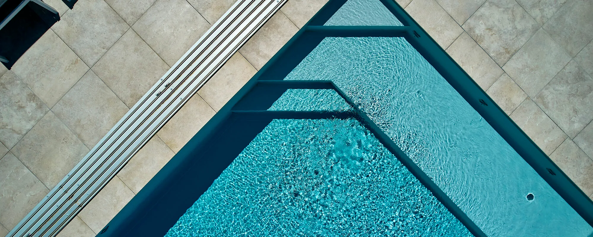 Piscine extérieure de 8x4 m avec abri mi-haut