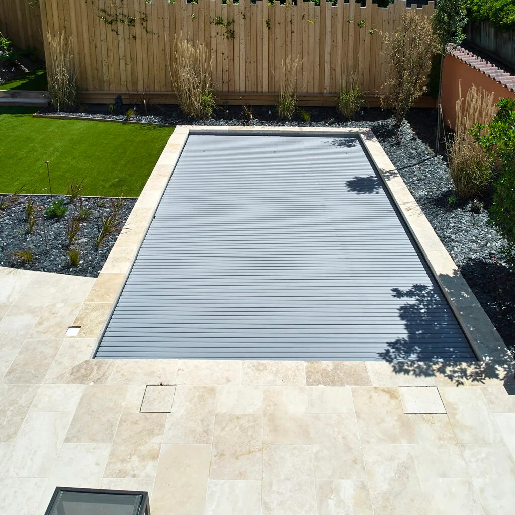 Piscine extérieure avec volet roulant immerge et escalier sur mesure