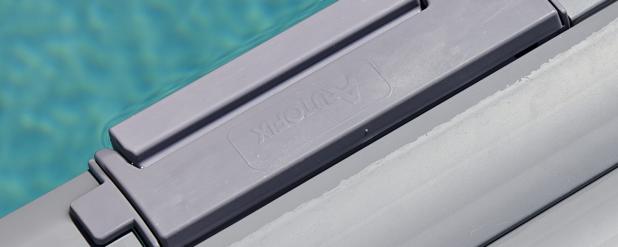 Piscine extérieure avec volet roulant immerge