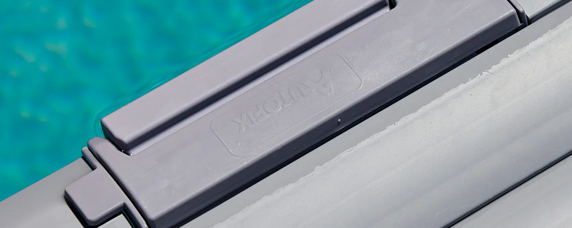 Piscine extérieure avec volet roulant immerge