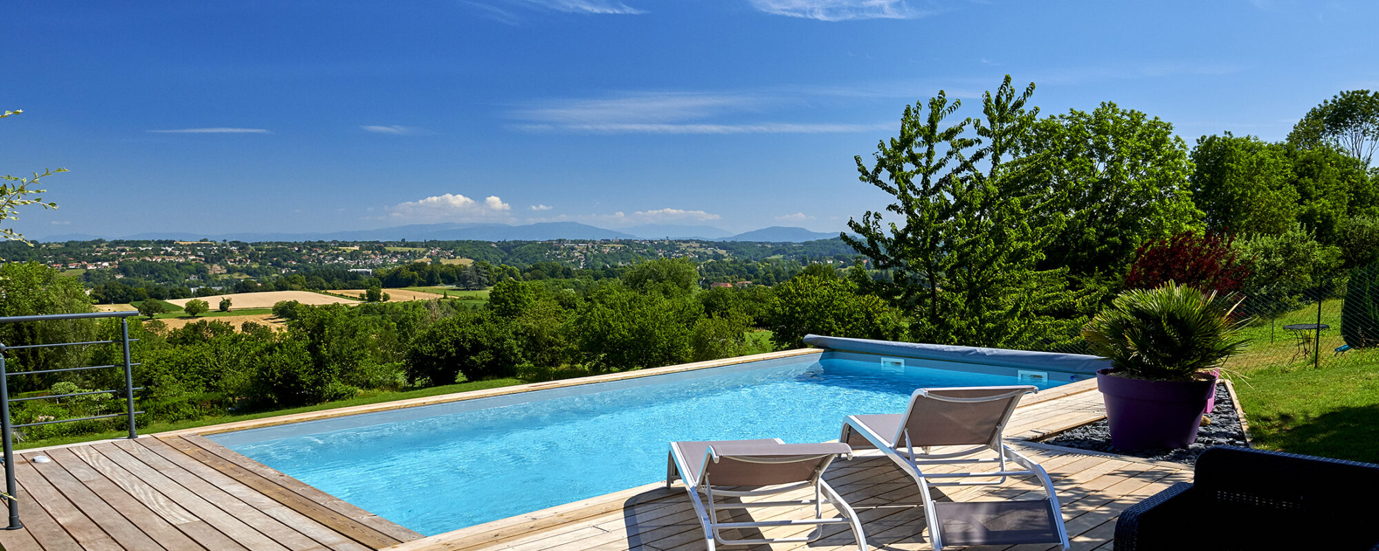 Piscine hors-sol, margelles et plage en bois