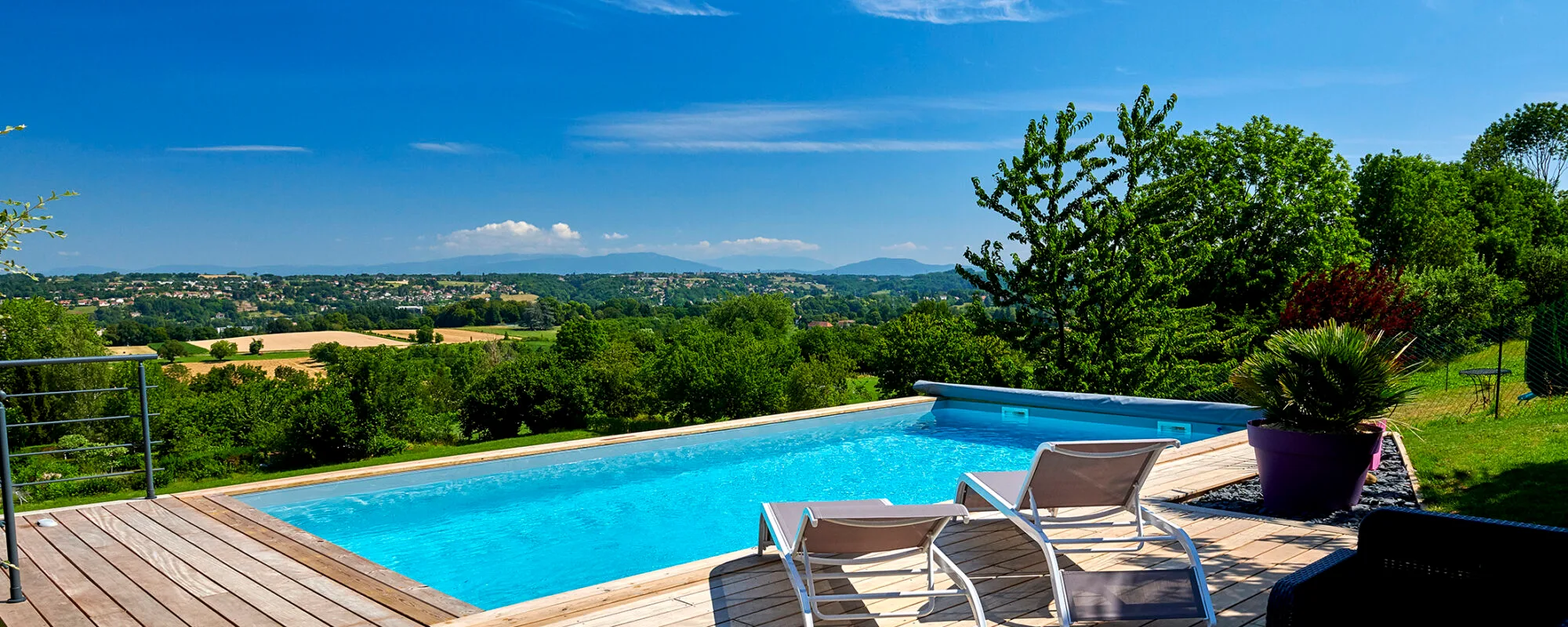 Piscine hors-sol, margelles et plage en bois