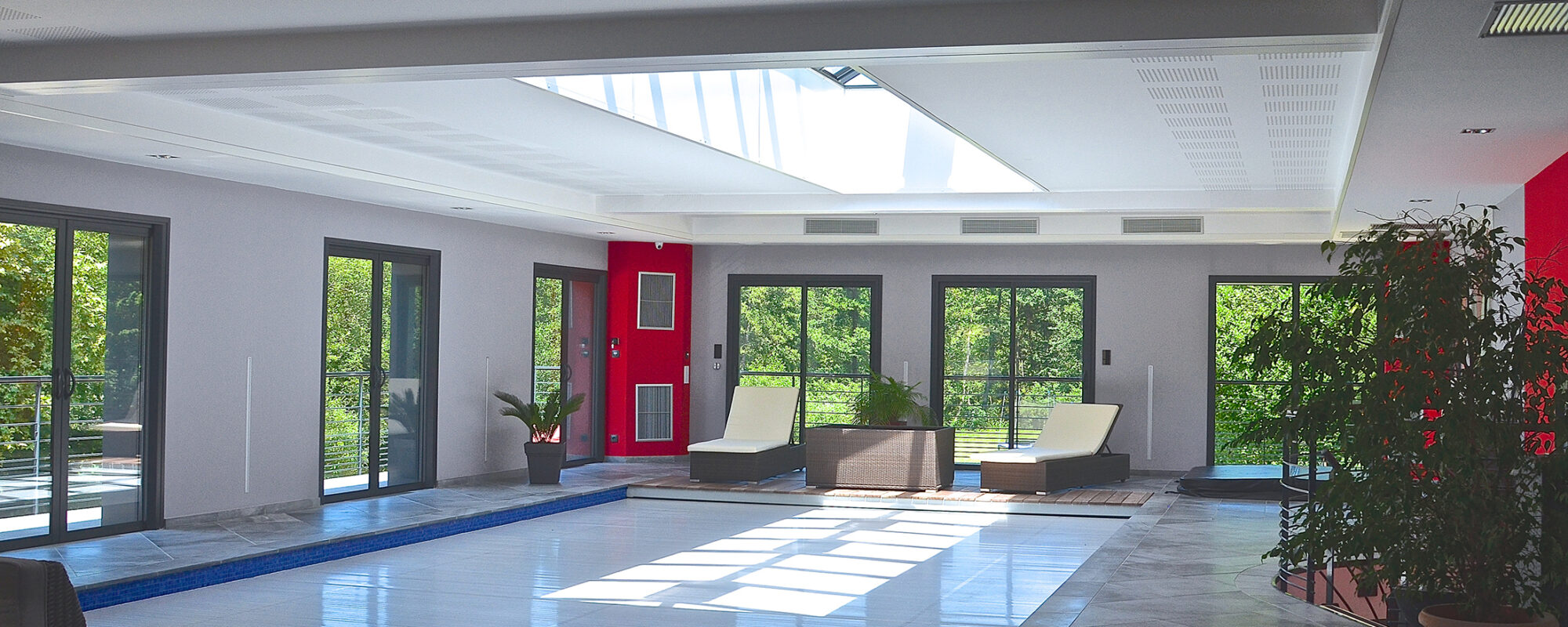Piscine intérieure avec couverture