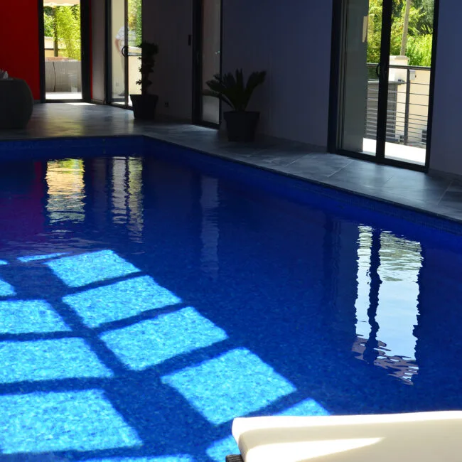 Piscine intérieure : Décidez de vos instants de baignade lorsque vous le voulez