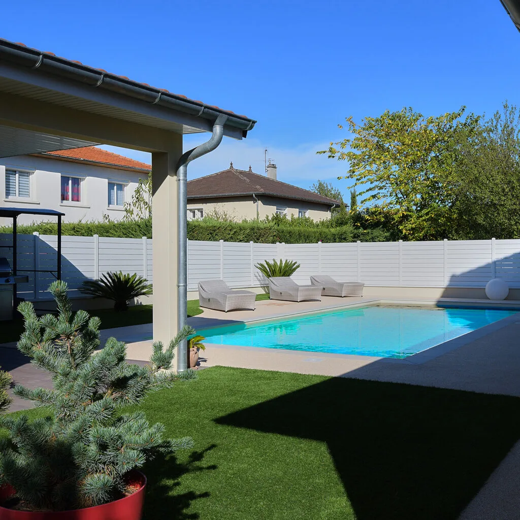 Piscine de 9,00 x 4,00 m, margelles grès cérame et plage en résine