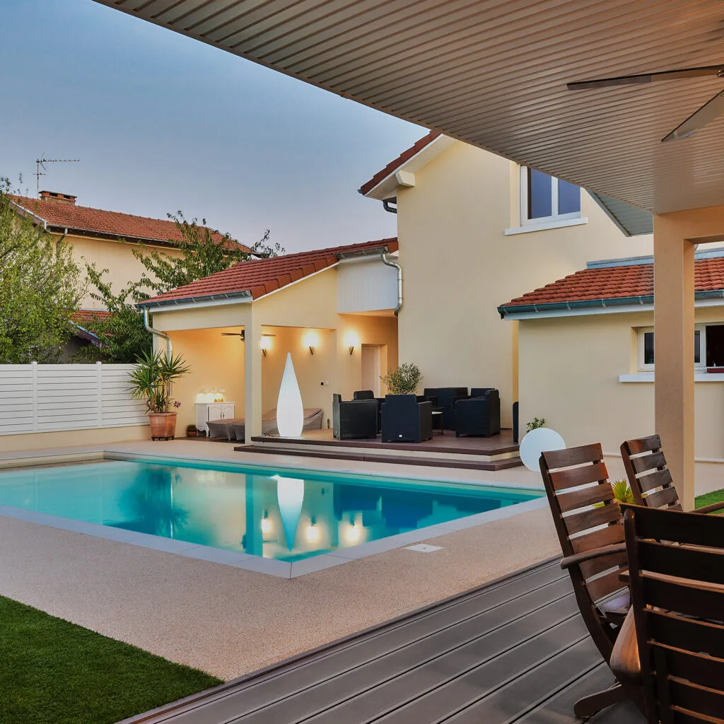 Piscine de 9,00 x 4,00 m, margelles grès cérame et plage en résine
