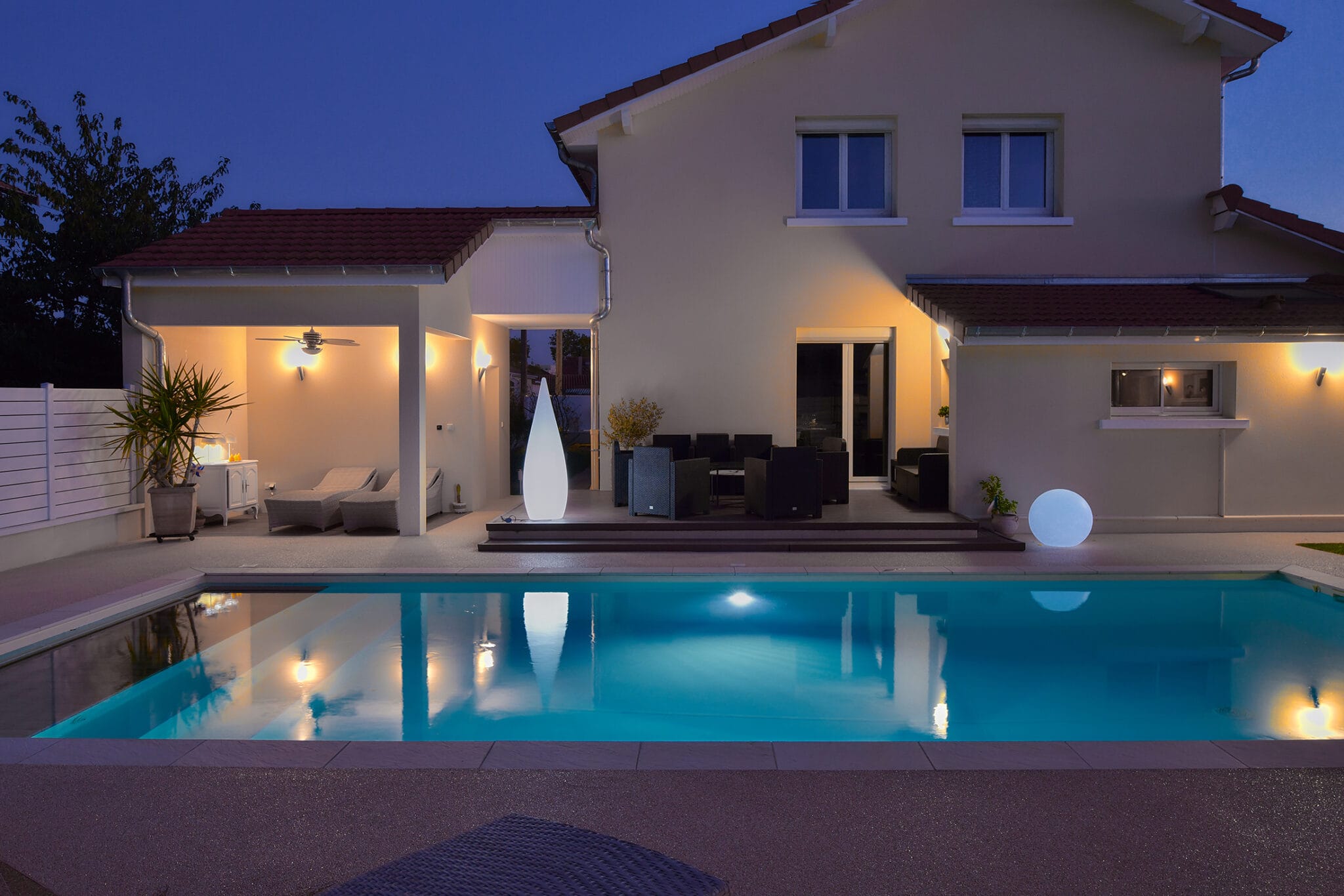 Piscine de 9,00 x 4,00 m, margelles grès cérame et plage en résine