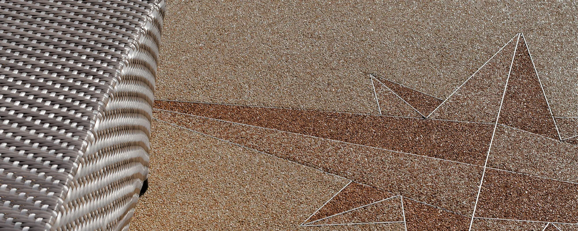 Margelles grès cérame et plage en résine