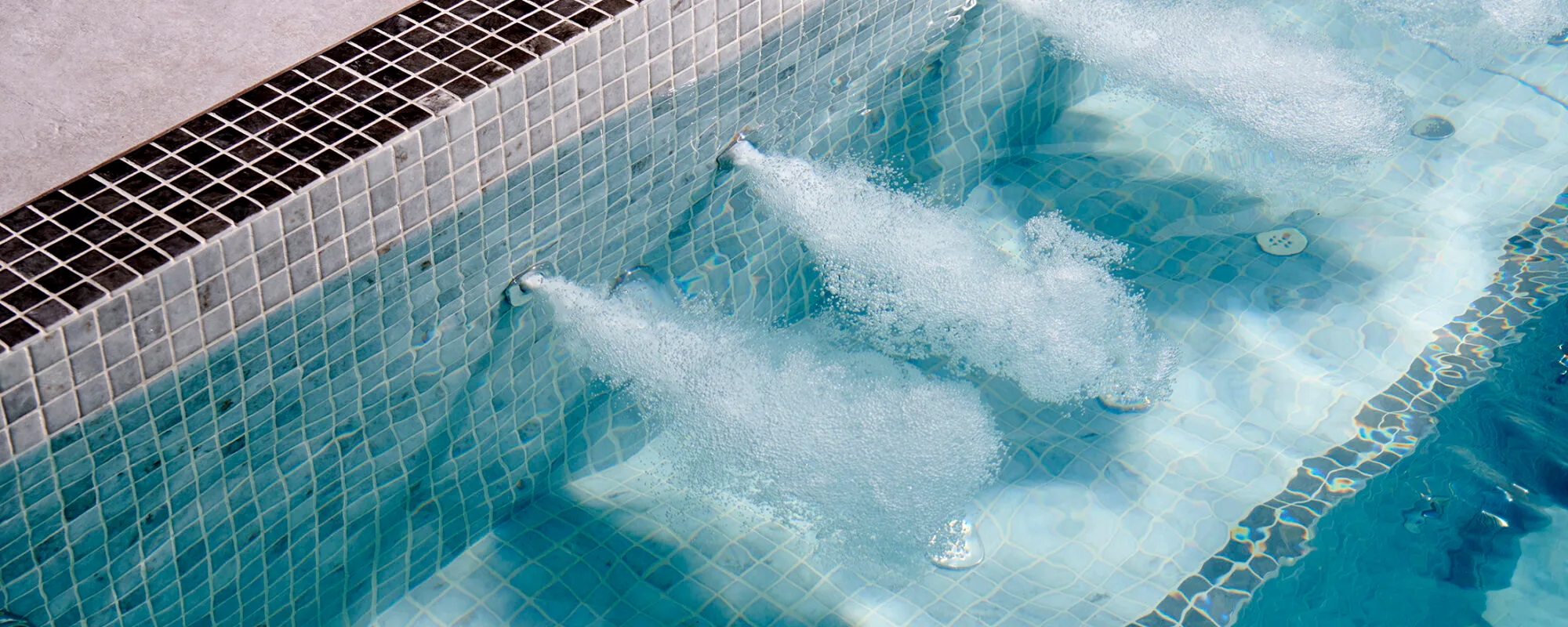 Spa sur mesure dans un espace extérieur sous abri