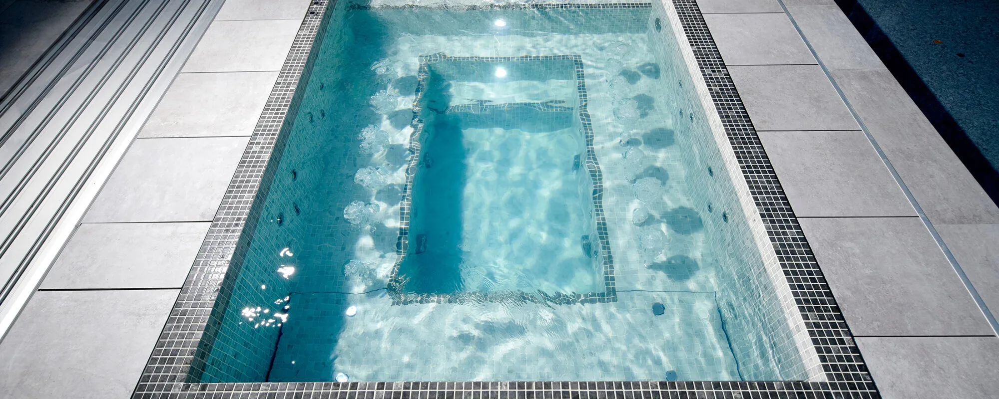 Spa sur mesure dans un espace extérieur sous abri