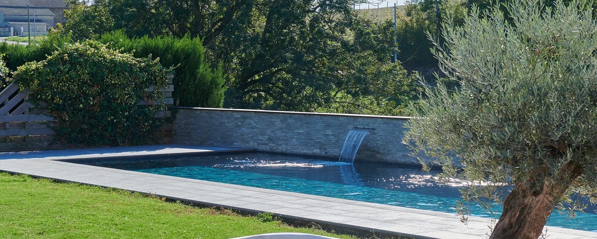 Couloir de nage avec margelles en granit et spa