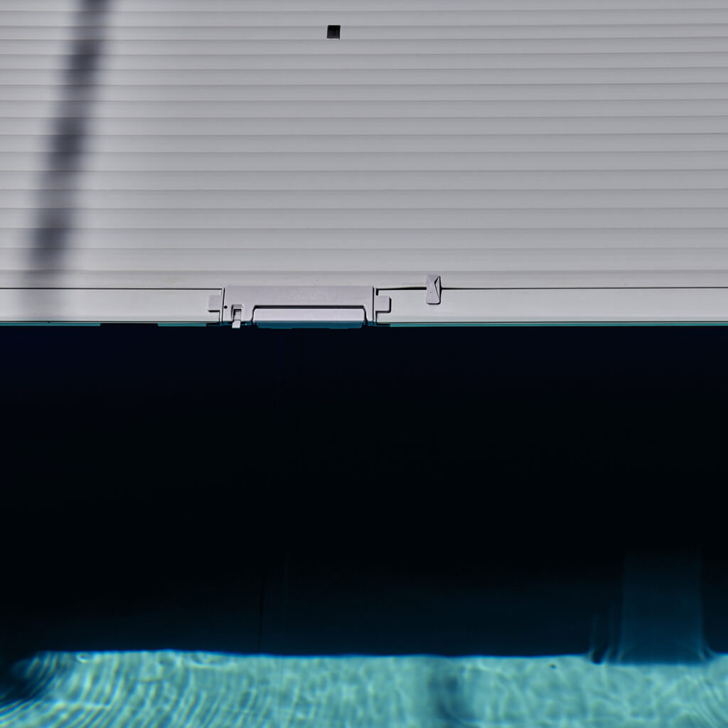 Piscine extérieure avec volet roulant immerge