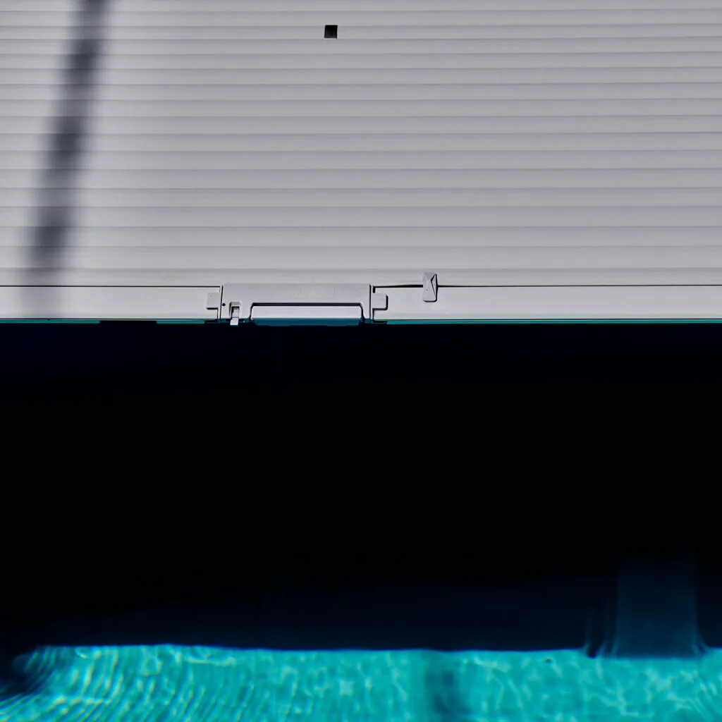 Piscine extérieure avec volet roulant immerge