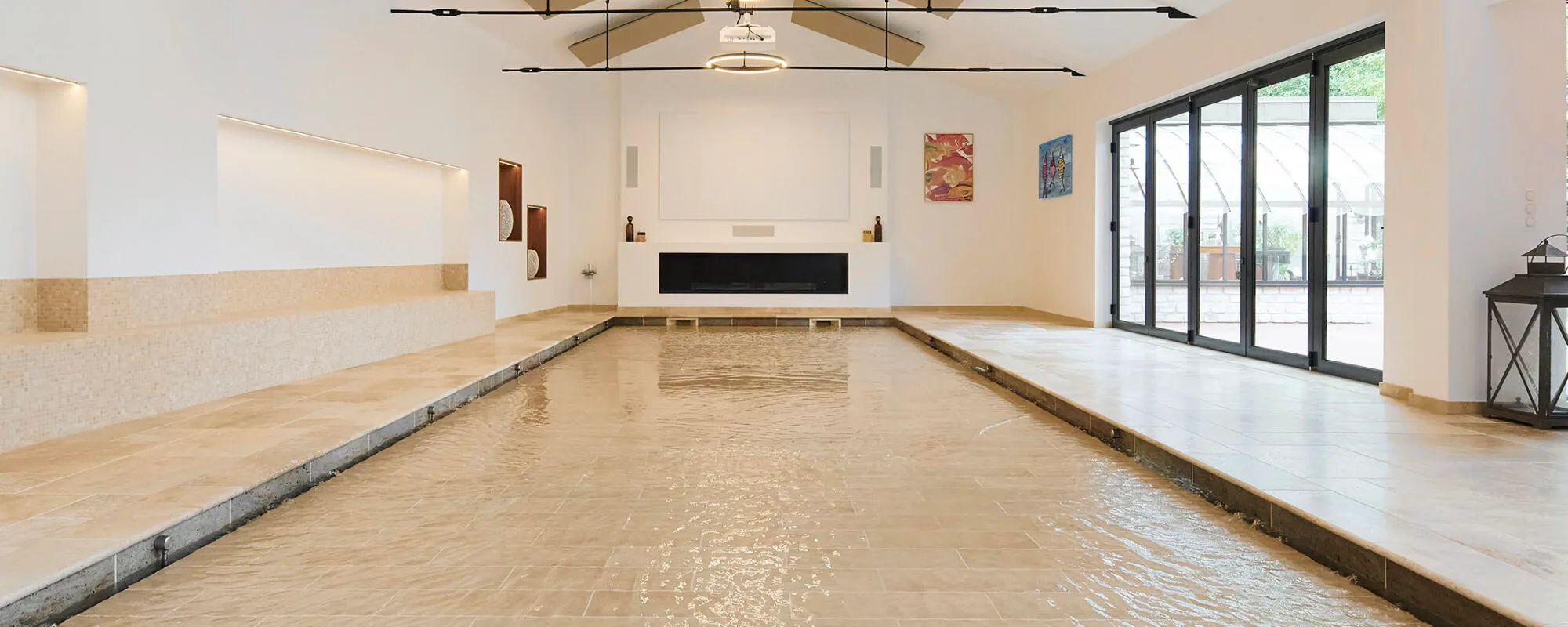 Piscine intérieure à fond mobile en pierres naturelles