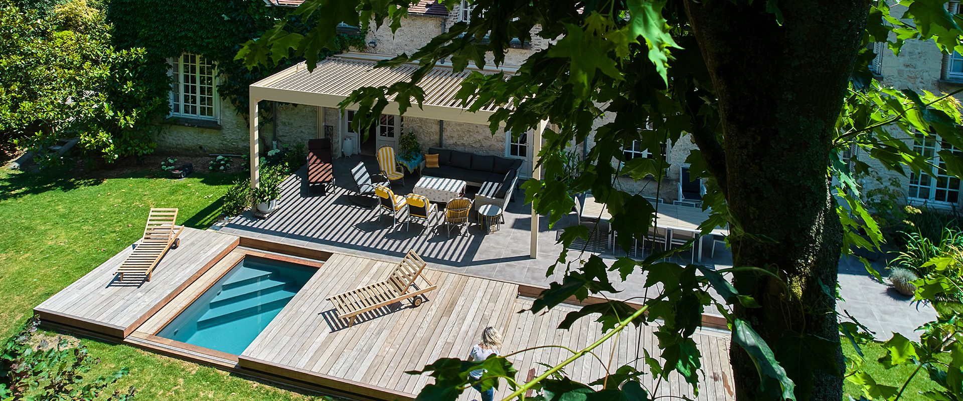 Piscine élégante avec terrasse mobile en bois