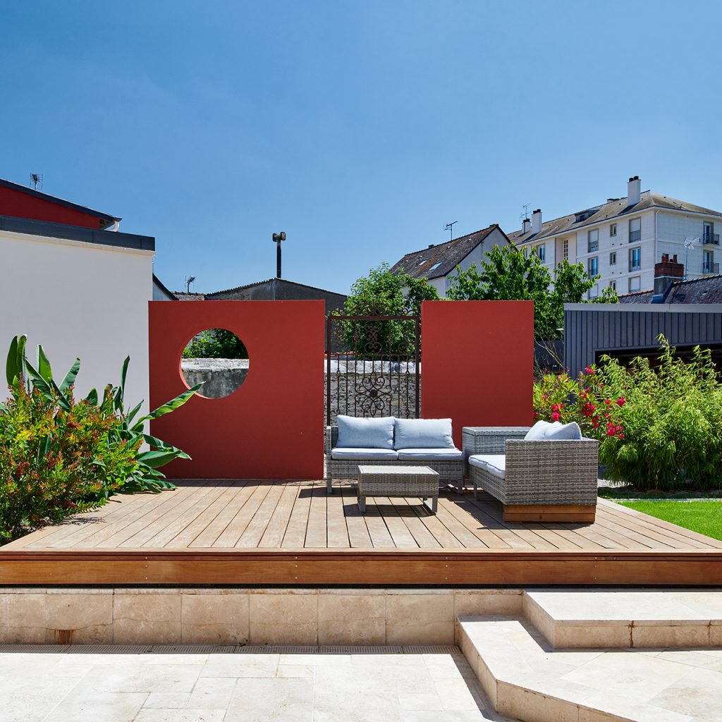 Piscine carrée avec une terrasse mobile fermée