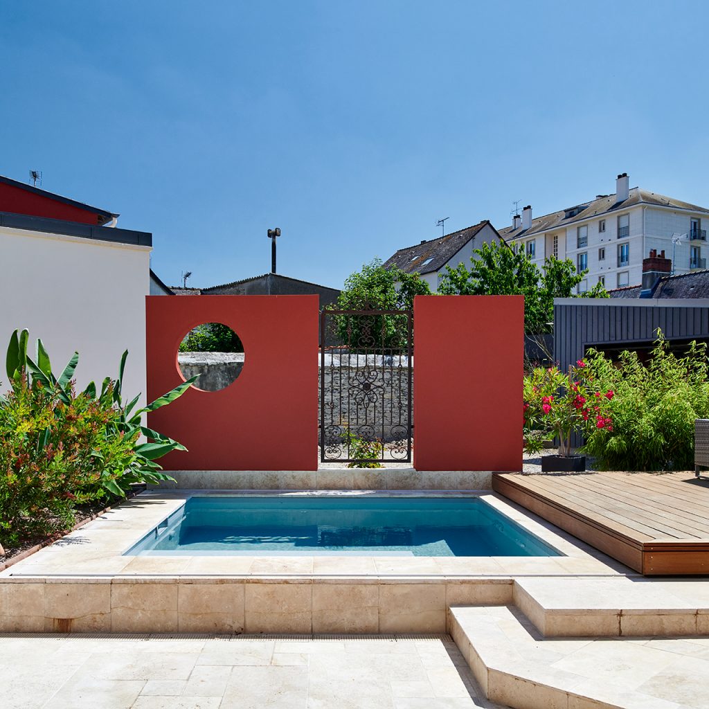 Piscine carrée avec une terrasse mobile
