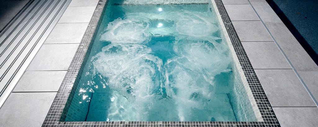 Spa encastré moderne sur terrasse