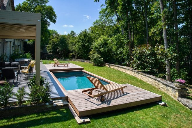 Piscine élégante avec terrasse mobile en bois