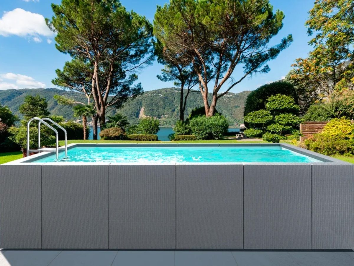 Piscine hors sol Dolce Vita posée sur une terrasse