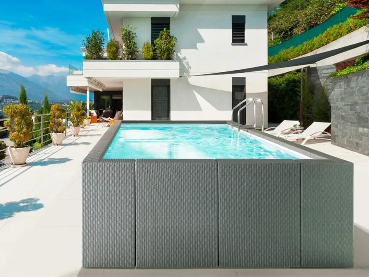 Piscine hors sol Dolce Vita installée dans la continuité de la maison