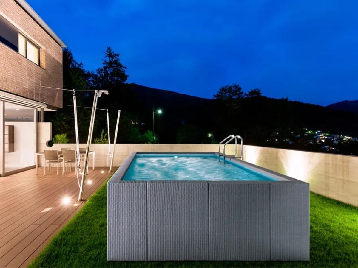Piscine hors sol Dolce Vita de nuit pour en profiter tout l'été