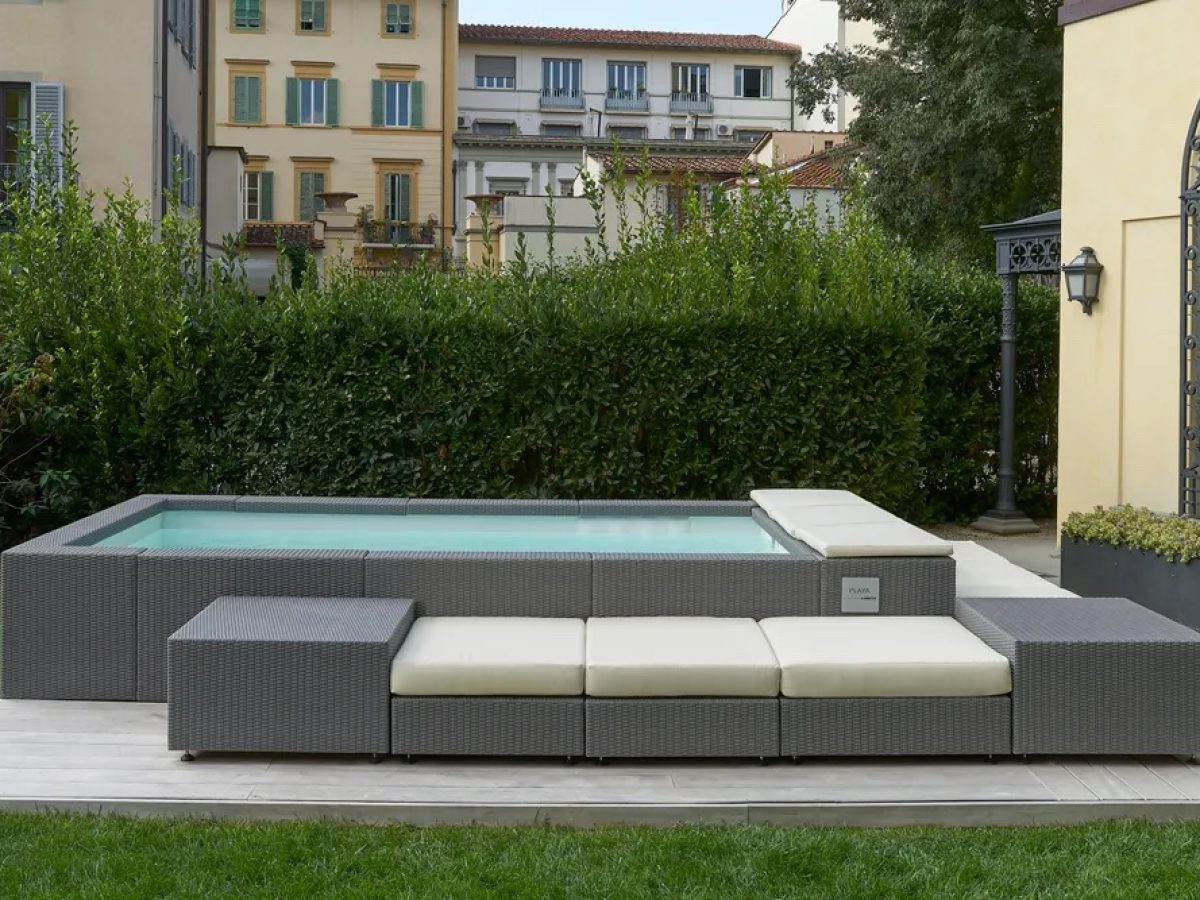 Piscine hors sol Playa coloris foncé avec en éléments supplémentaires et modulaires ses banquettes