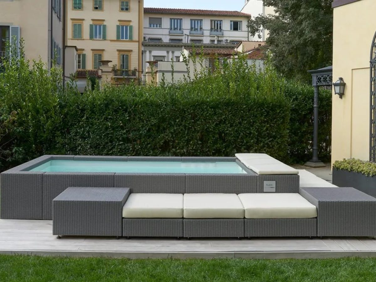 Piscine hors sol Playa coloris foncé avec en éléments supplémentaires et modulaires ses banquettes