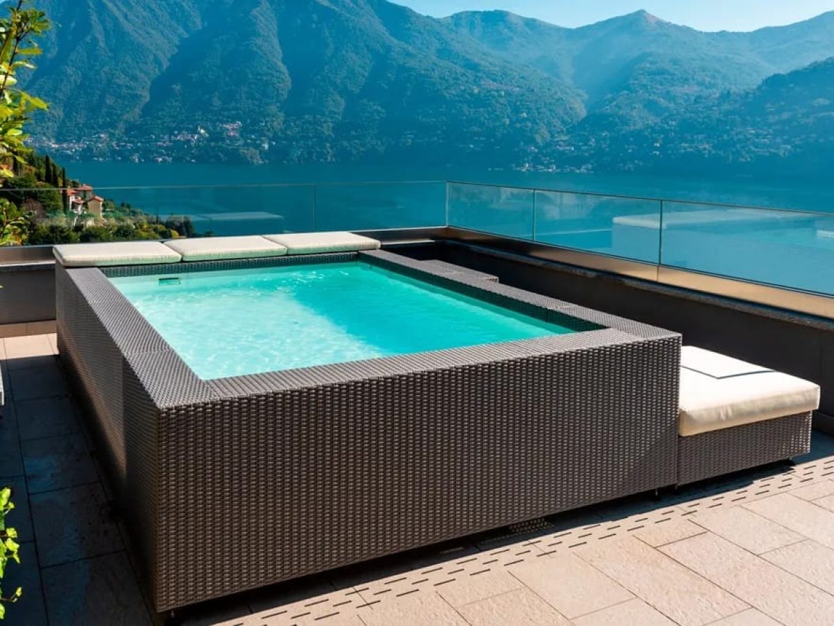 Piscine hors sol Playa et sa banquette modulaire avec vue sur le calme d'un lac