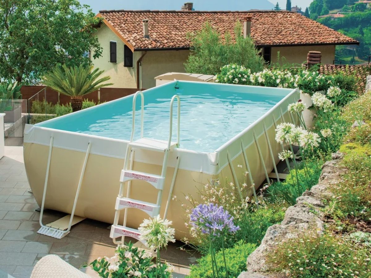 Piscine hors sol Pop! de teinte sable s'accordant parfaitement avec sa terrasse et les fleurs du jardin