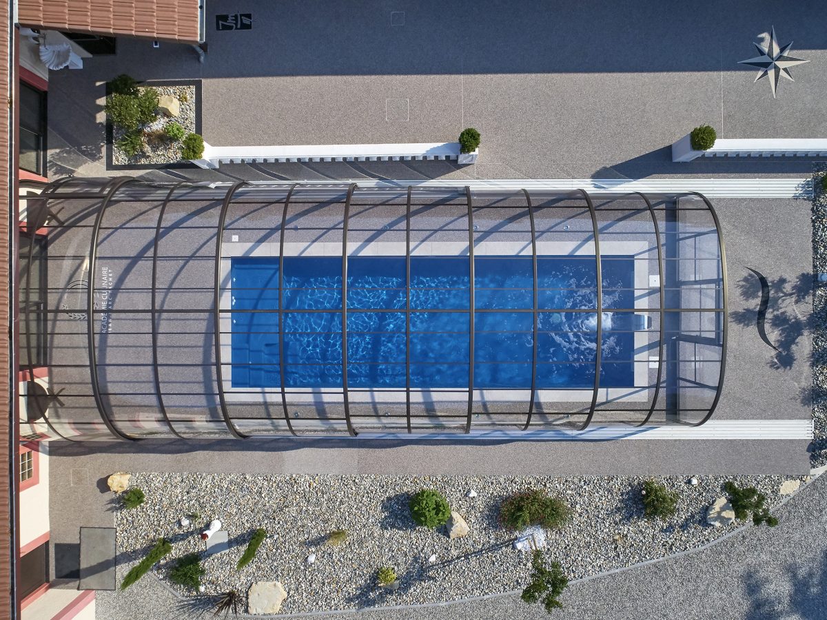 Couloir de nage avec nage à contre courant & abri haut télescopique