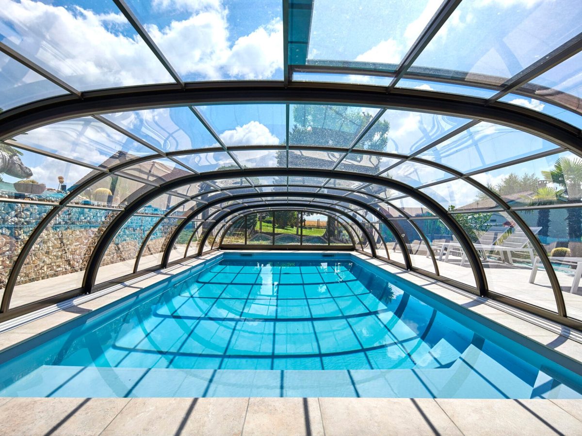 Abri mi-haut - piscine extérieure de 8x4 m