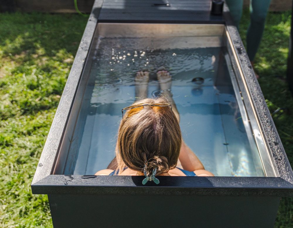 Bain froid moderne en extérieur