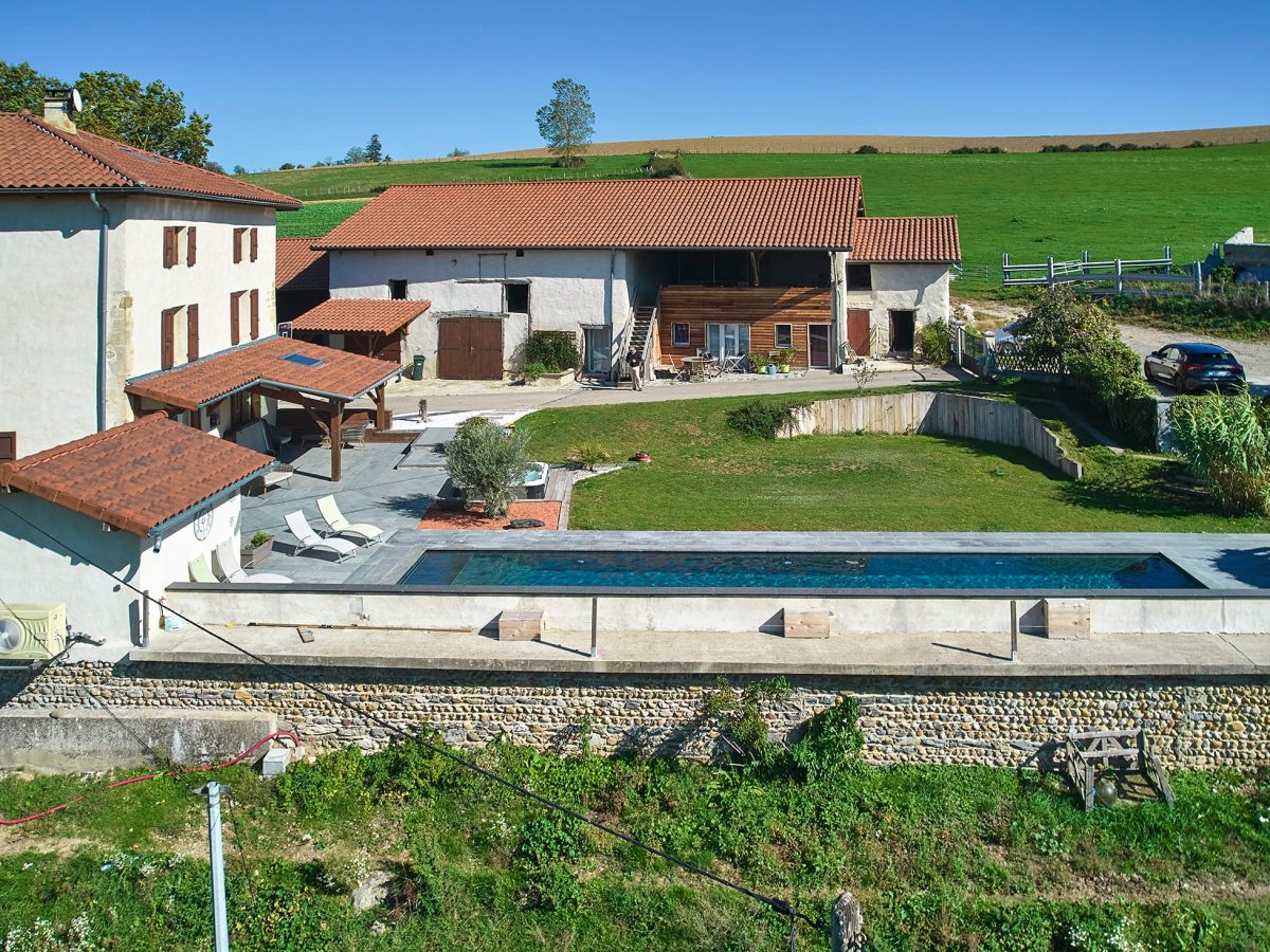 Couloir de Nage 13 x 4 m, escalier pleine largeur, margelles et plage en bois exotique