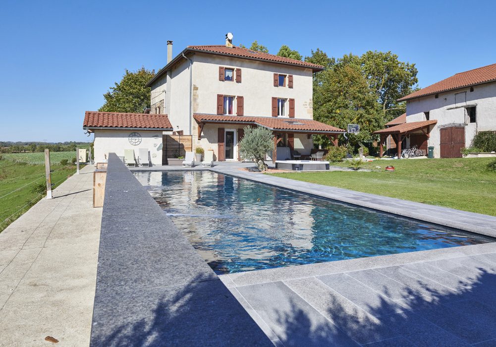 Couloir de Nage 13 x 4 m, escalier pleine largeur, margelles et plage en bois exotique