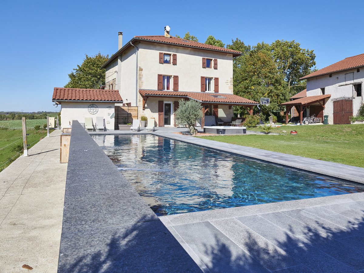 Couloir de Nage 13 x 4 m, escalier pleine largeur, margelles et plage en bois exotique