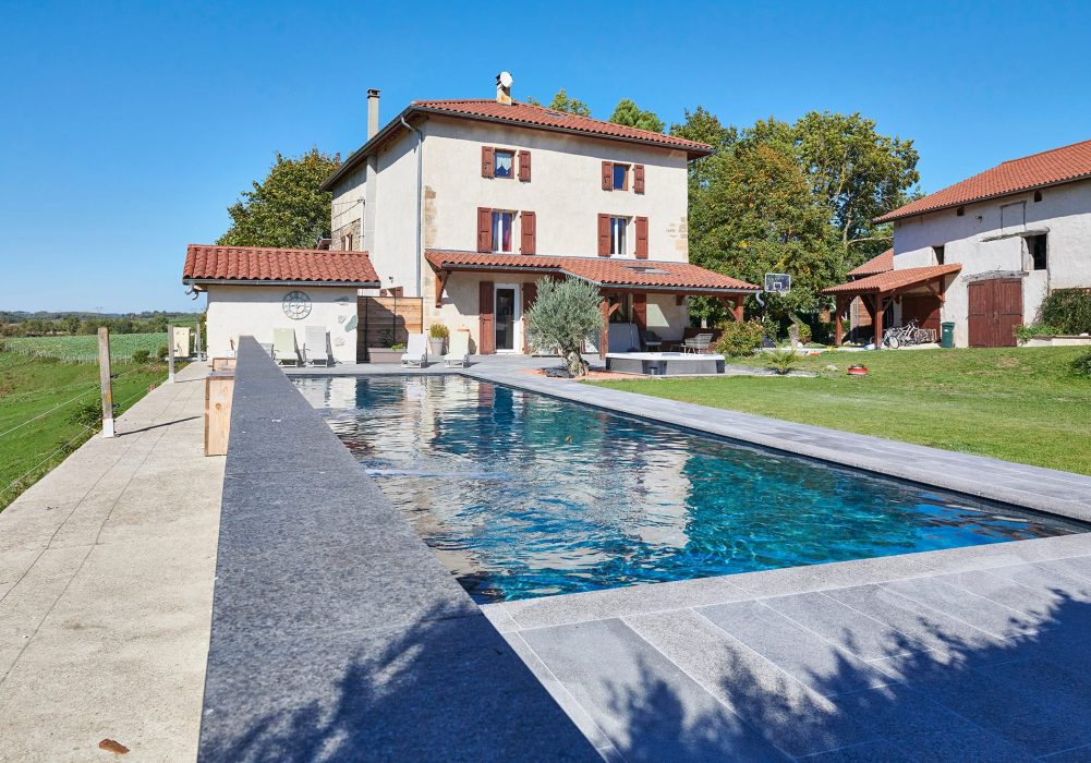 Couloir de Nage 13 x 4 m, escalier pleine largeur, margelles et plage en bois exotique