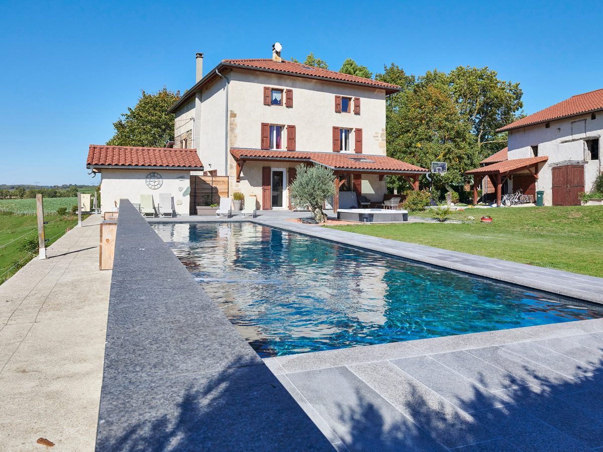 Couloir de Nage 13 x 4 m, escalier pleine largeur, margelles et plage en bois exotique