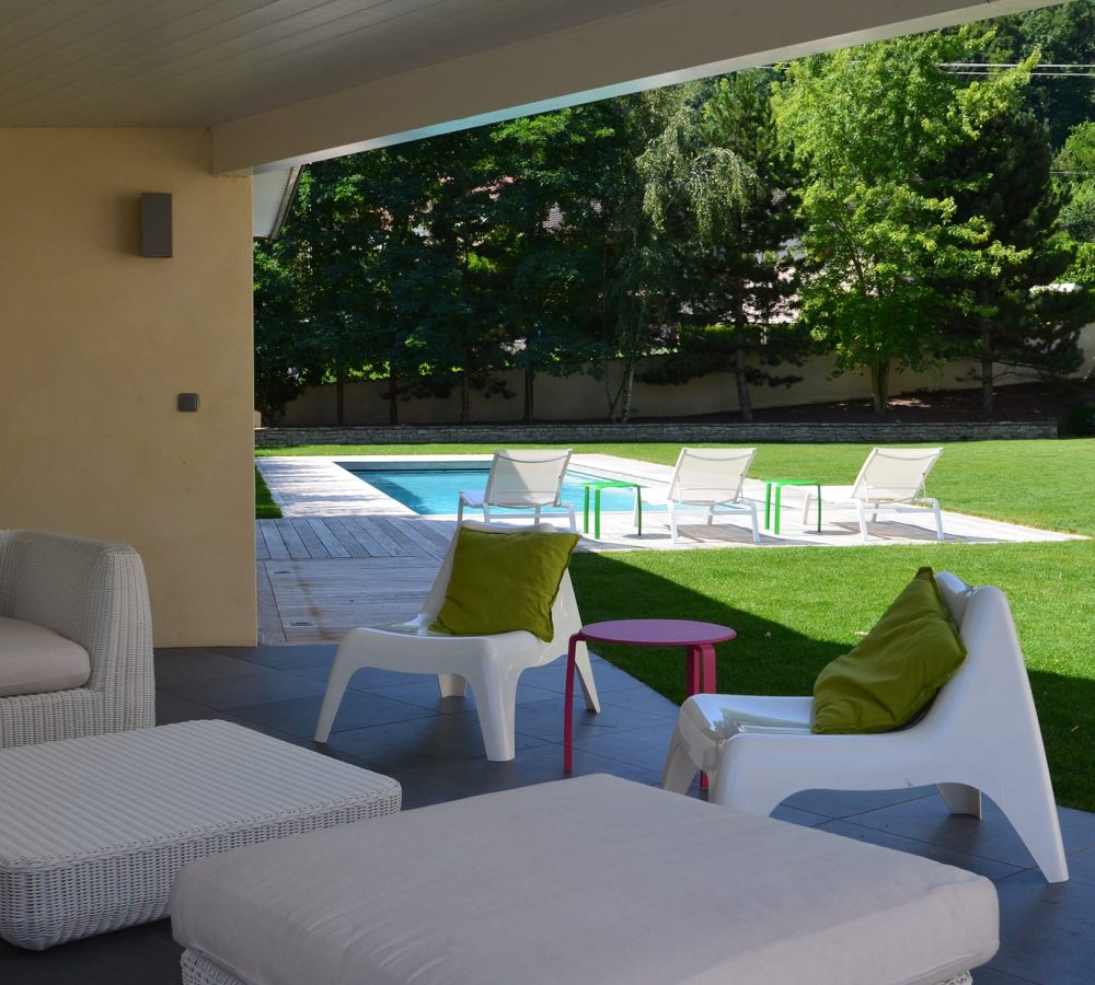 Couloir de Nage 13 x 4 m, escalier pleine largeur, margelles et plage en bois exotique